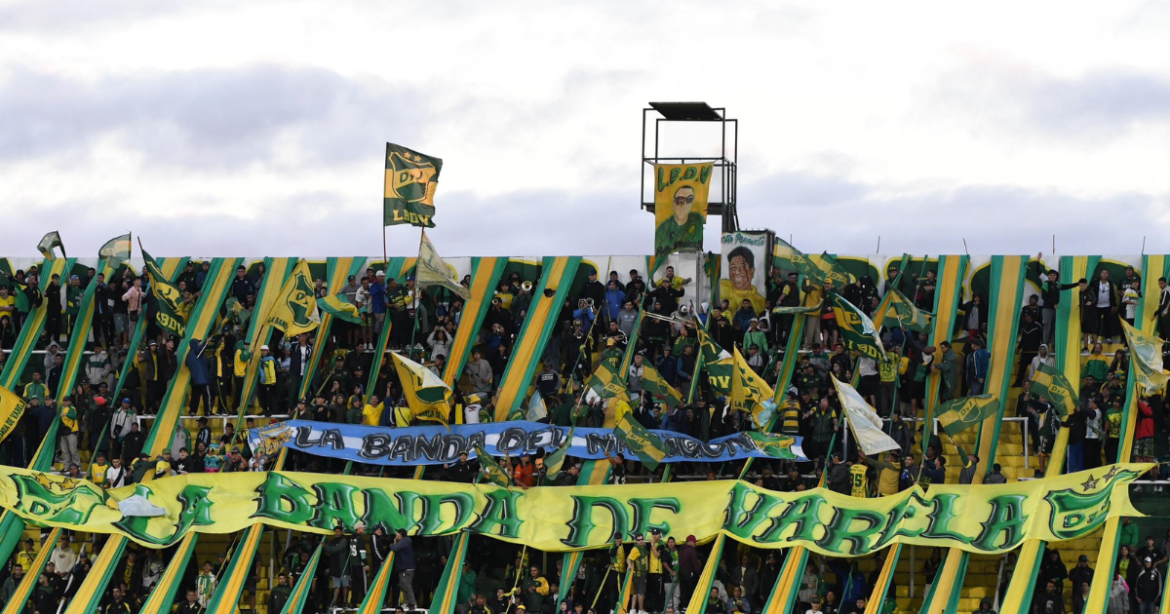 Estrutura da arquibancada desaba durante clássico na Argentina e provoca feridos; confira os detalhes.