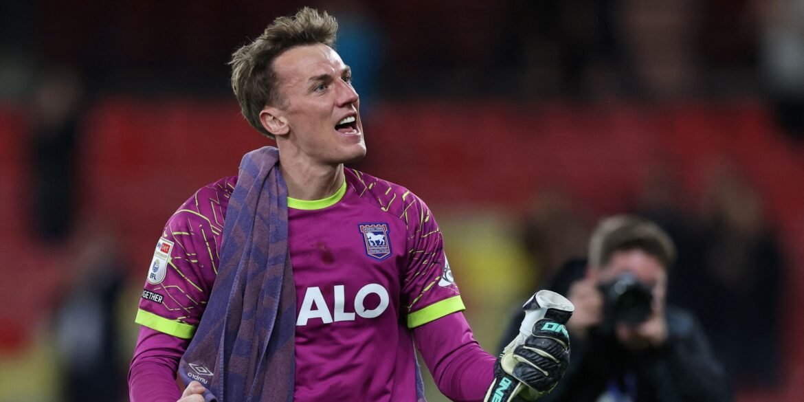 Ipswich demonstra interesse em contratar indicado para Jogador do Ano como substituto de Christian Walton