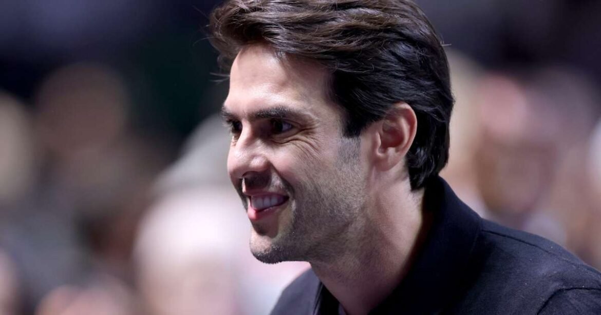 Kaká e Carlo Ancelotti são homenageados no Hall da Fama de renomado clube europeu