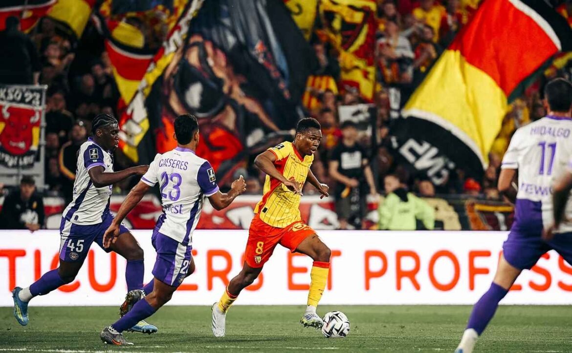 Lens conquista vitória emocionante sobre o Toulouse nos minutos finais e mantém a disputa pelo topo do Campeonato Francês.