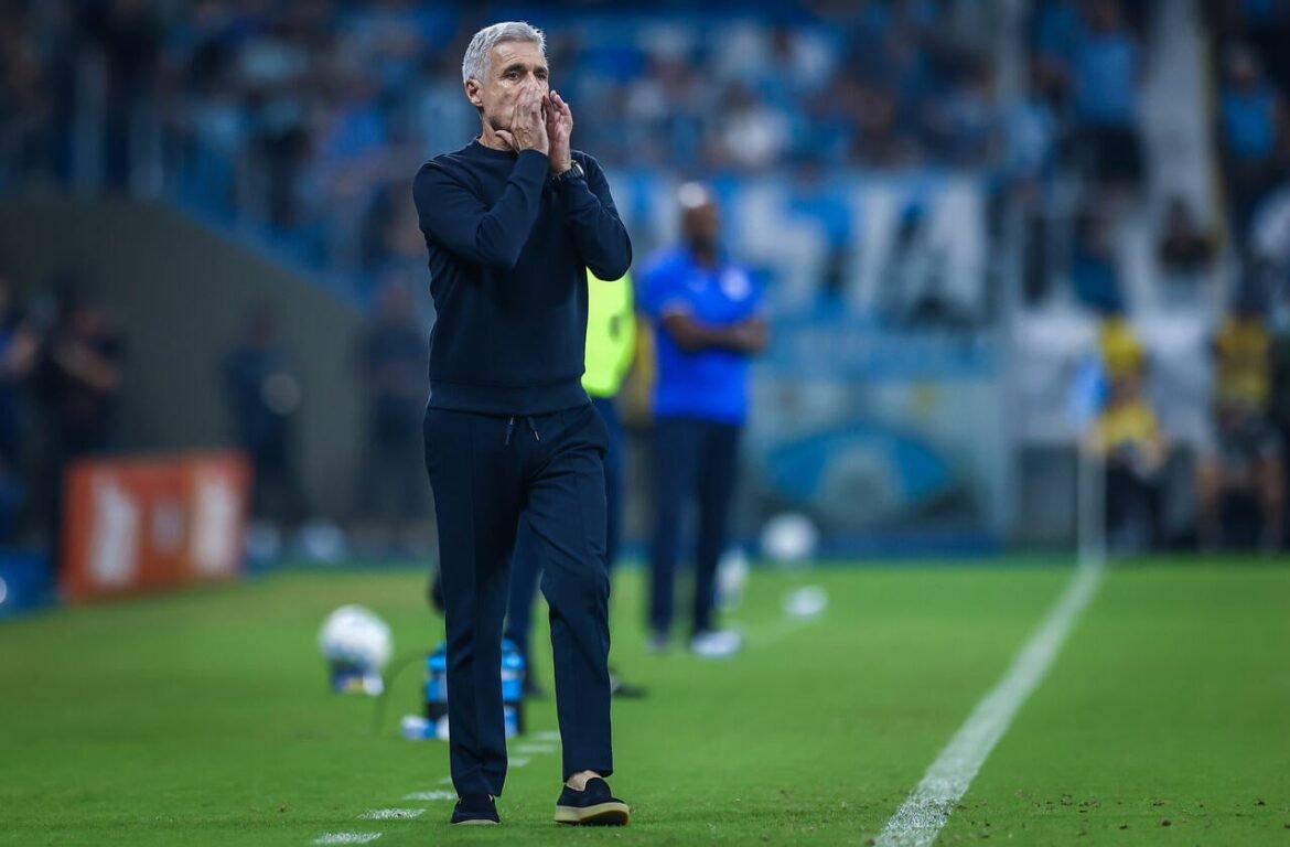 Luís Castro destaca a "nova fase" do Grêmio e antecipa solidez com a nova geração de jogadores.