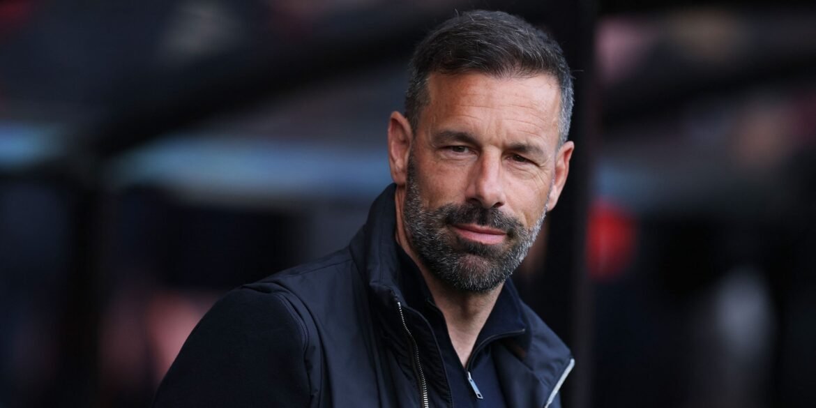 Manchester United se prepara para avançar em negociação por atacante "de verdade" admirado por Van Nistelrooy.