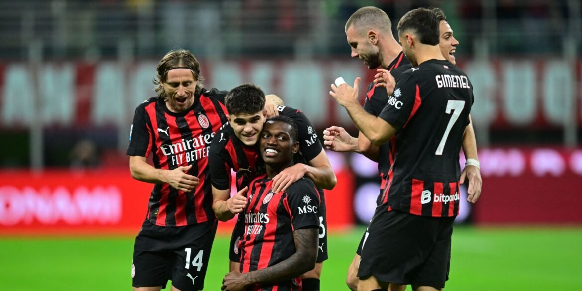 Manchester United tenta desviar Barcelona para contratar estrela "imparável" do AC Milan