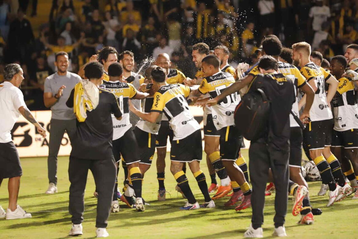 Otero marca gol incrível de falta no final da partida e garante vitória do Criciúma sobre o Botafogo-SP