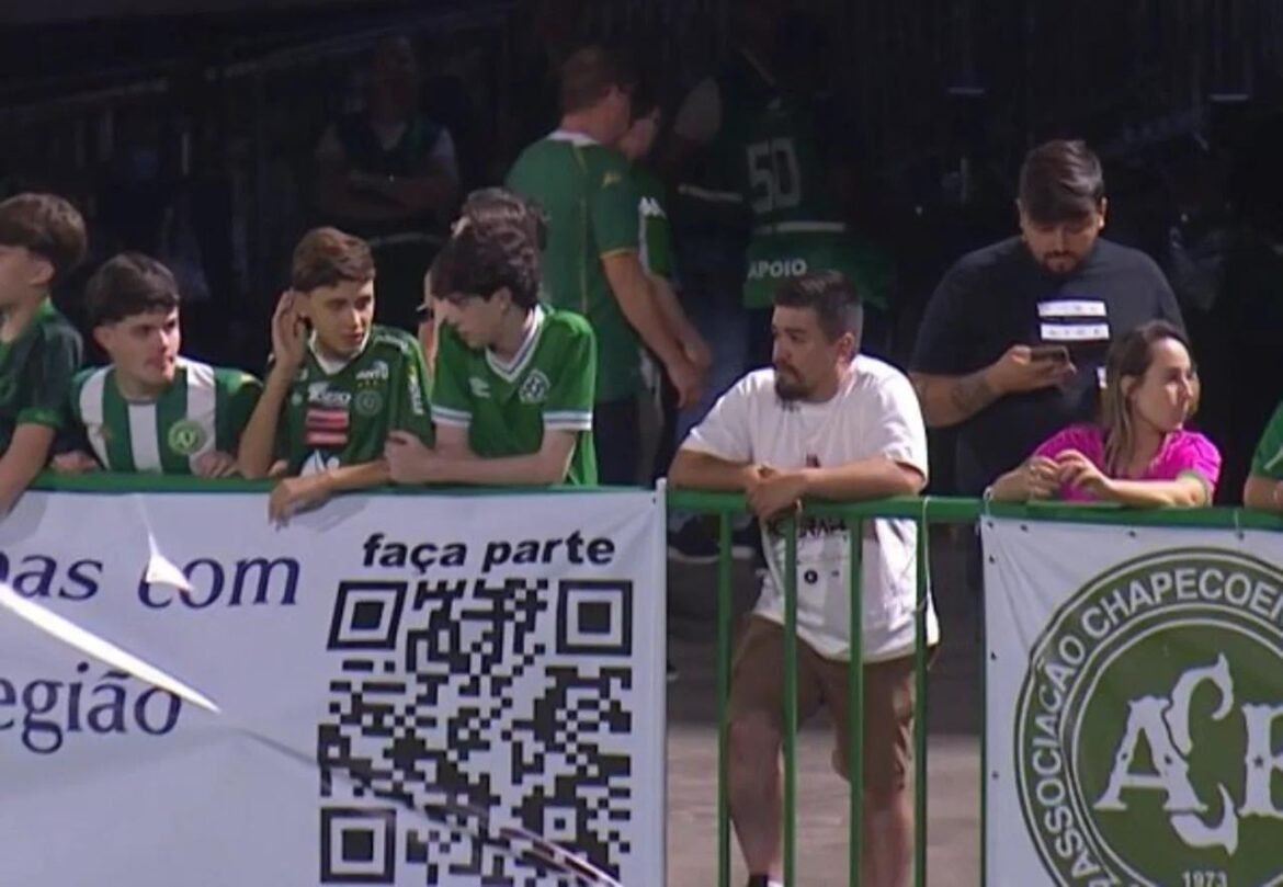 Torcedores da Chapecoense se retiram do estádio após 20 minutos do primeiro tempo
