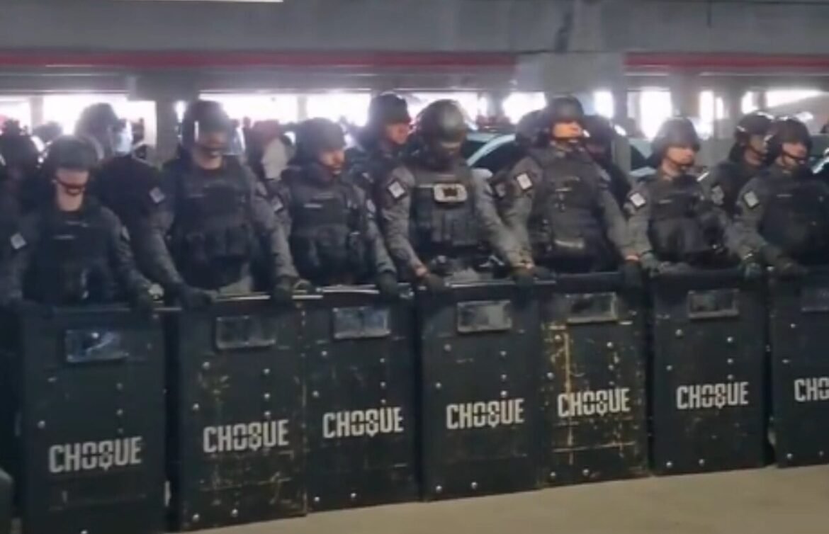 Torcedores do Internacional buscam diálogo com a diretoria, mas clube protege jogadores; assista ao vídeo.