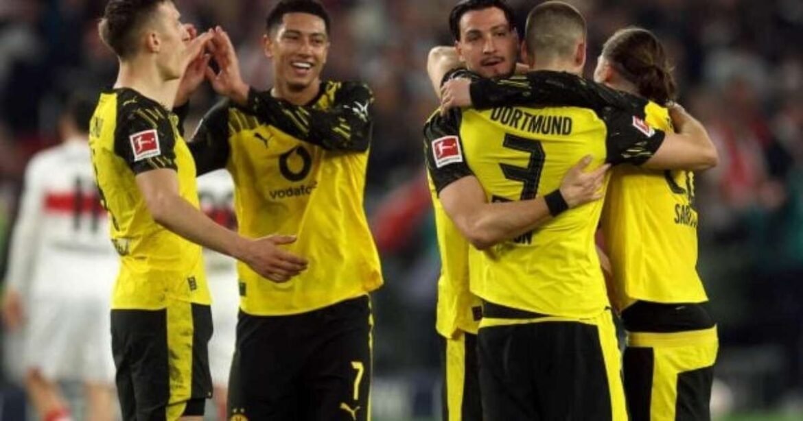 Torcida do Stuttgart demonstra descontentamento e ameaça invadir o campo após gol do Dortmund
