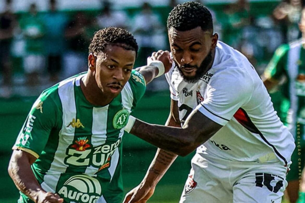 Vitória tenta recuperar empate contra a Chapecoense na Arena Condá com jogador a menos