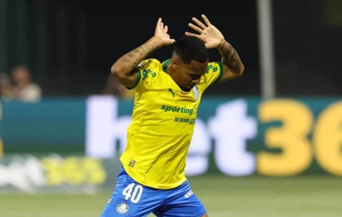 Allan, do Palmeiras, recebe cartão vermelho por pisar em adversário da Chapecoense