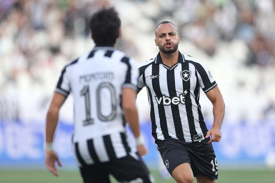 Arthur Cabral brilha com hat-trick e Botafogo derrota Corinthians no Estádio Nilton Santos