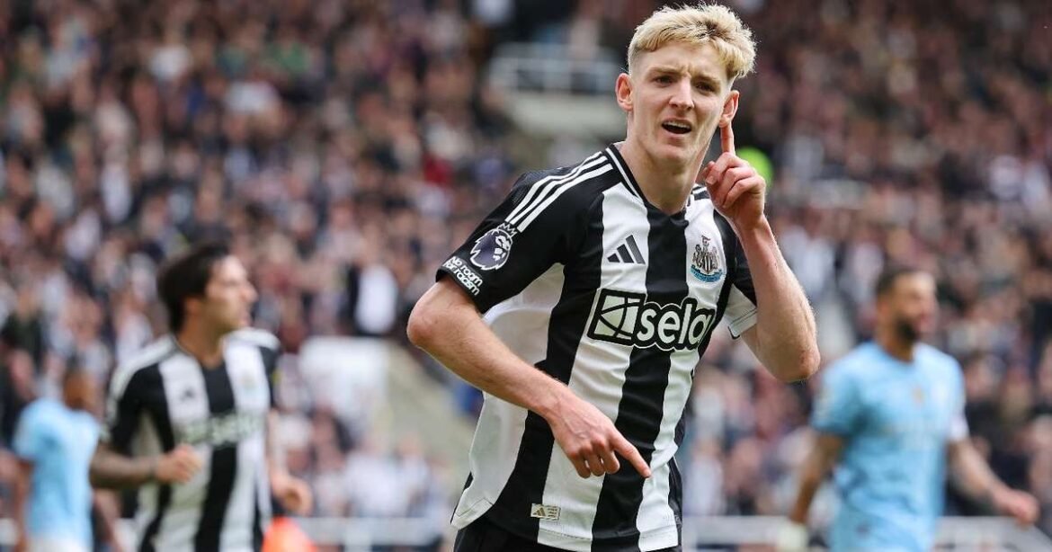 Barcelona confirma a contratação de atacante em evidência do Newcastle