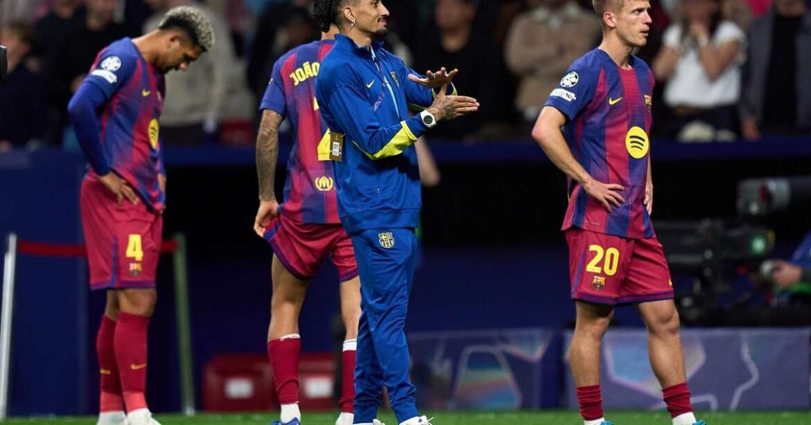 Barcelona considera negociar Raphinha e outros jogadores para aumentar suas receitas.