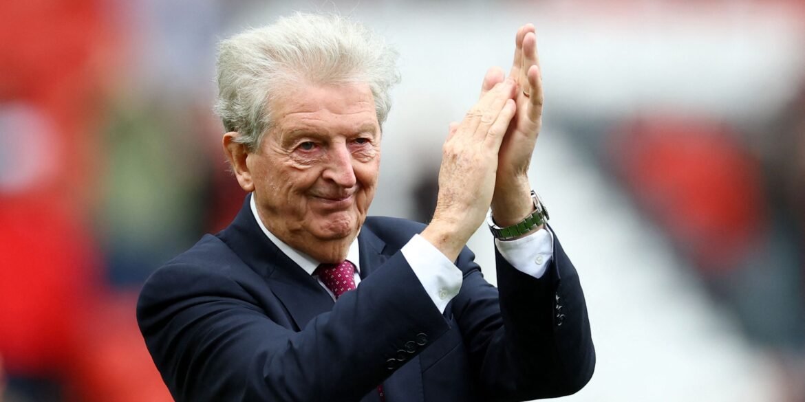 Bristol City aponta ex-jogador do Oxford United como principal candidato para substituir Hodgson