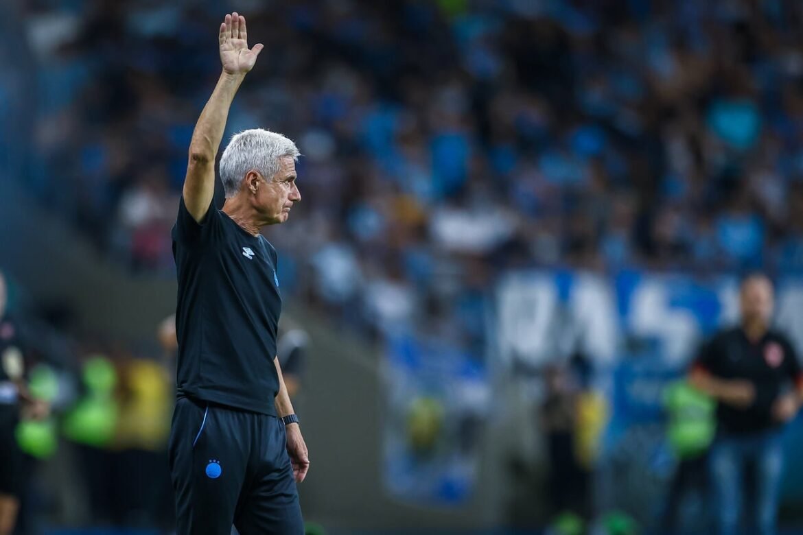Castro enaltece vitória do Grêmio contra o Palestino após longas jornadas de viagem