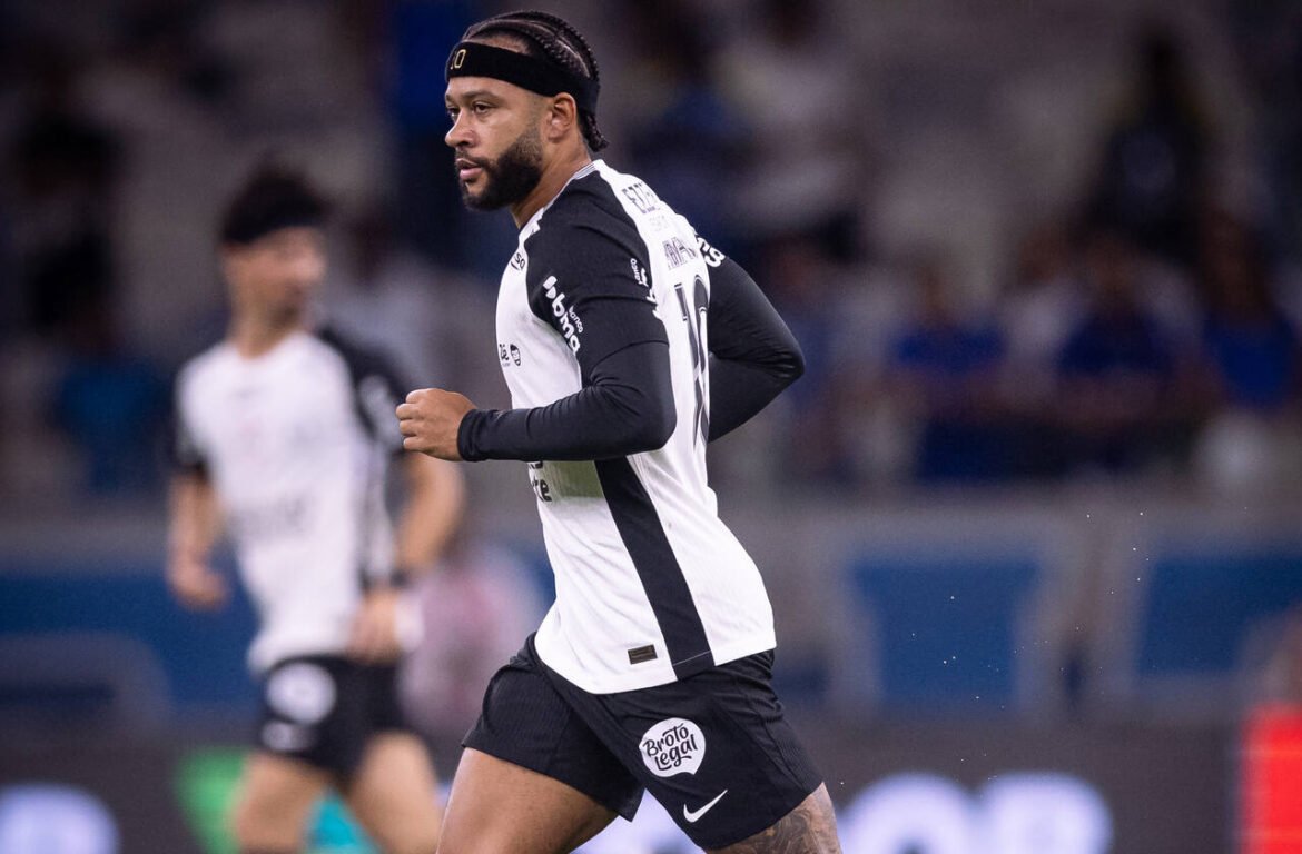 Corinthians intensifica negociações com Depay e busca renovação antes da Copa