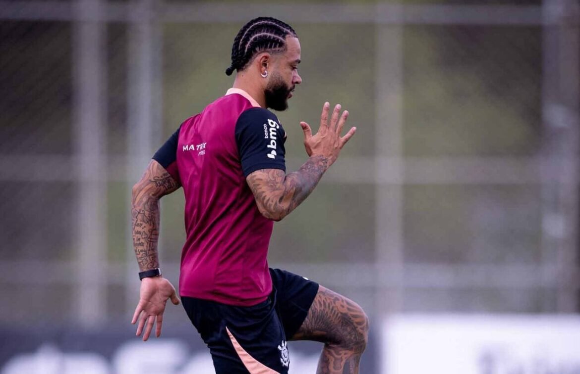 Depay enfrenta desconforto na panturrilha e permanece afastado do Corinthians