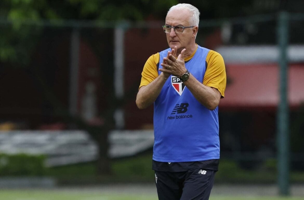 Dorival é aplaudido em seu retorno ao São Paulo e ganha o apoio da torcida no Morumbi