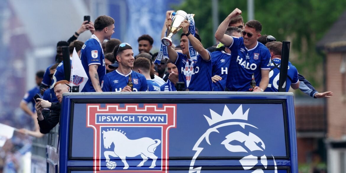 Ex-jogador do Manchester City pode realizar transferência inesperada para o Ipswich Town, mesmo com interesse do Newcastle