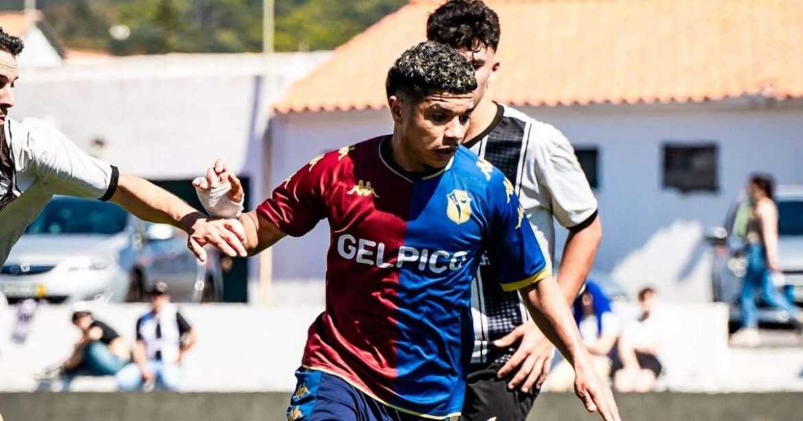 Fabrício Gomes comemora uma temporada memorável com três conquistas pelo FC Madalena e atrai a atenção de clubes europeus.
