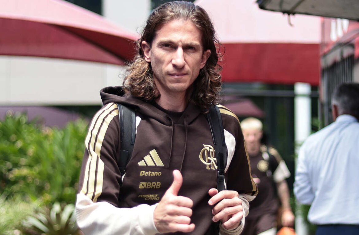 Filipe Luís é cotado como o principal candidato para o comando do Bayer Leverkusen, segundo publicação de jornal.