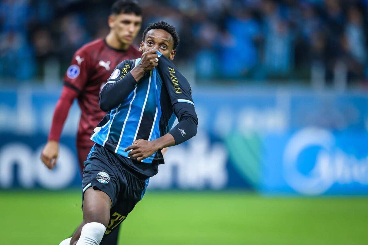 Gabriel Mec expressa descontentamento após revés que coloca o Grêmio na repescagem da Sul-Americana