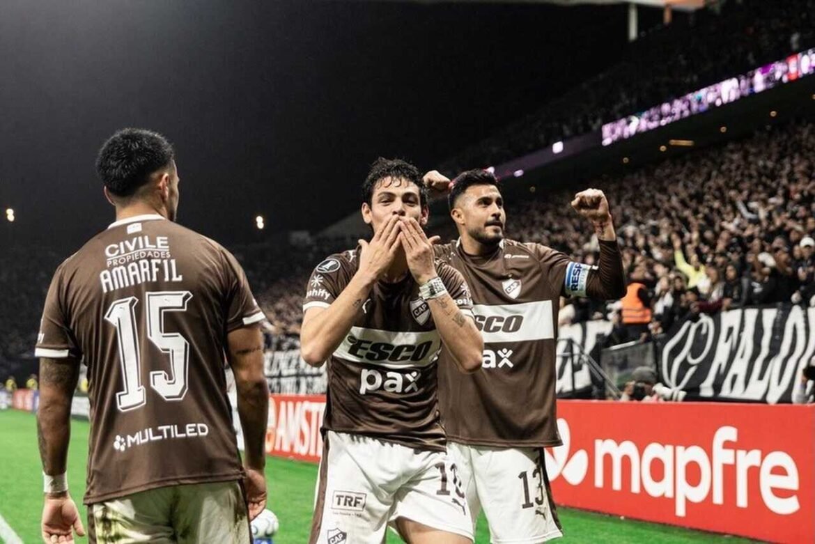 Hugo Souza decepciona e Corinthians é derrotado pelo Platense na Libertadores