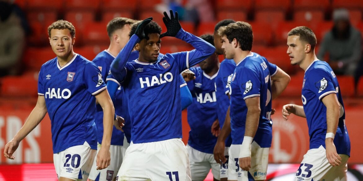Ipswich e Southampton iniciam negociações para contratar jovem talentoso da EFL