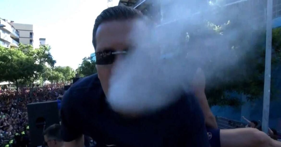 Jogador do Barcelona se torna viral ao ser flagrado fumando em comemoração após conquista da La Liga