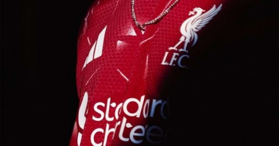 Liverpool apresenta novo uniforme inspirado em época icônica dos anos 80
