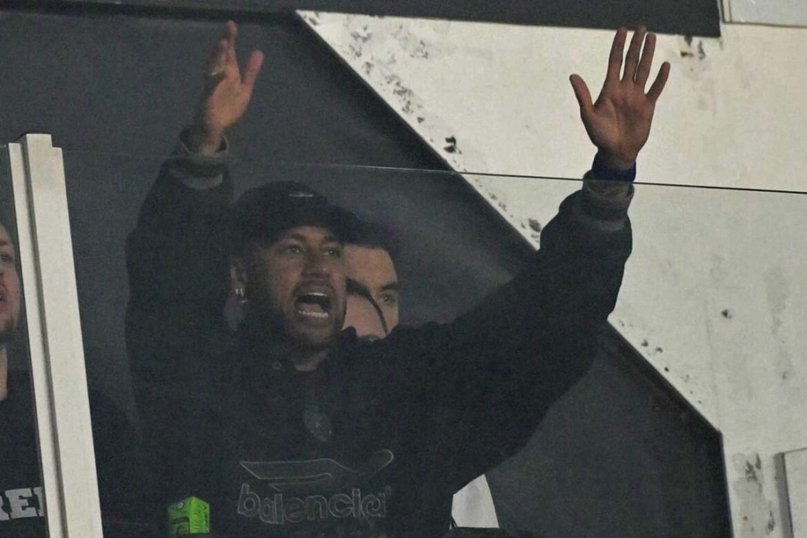 Neymar é homenageado pelo Santos durante visita à Vila Belmiro