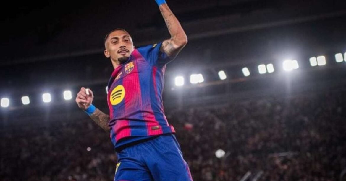 Raphinha brilha na partida de despedida de Lewandowski no Camp Nou