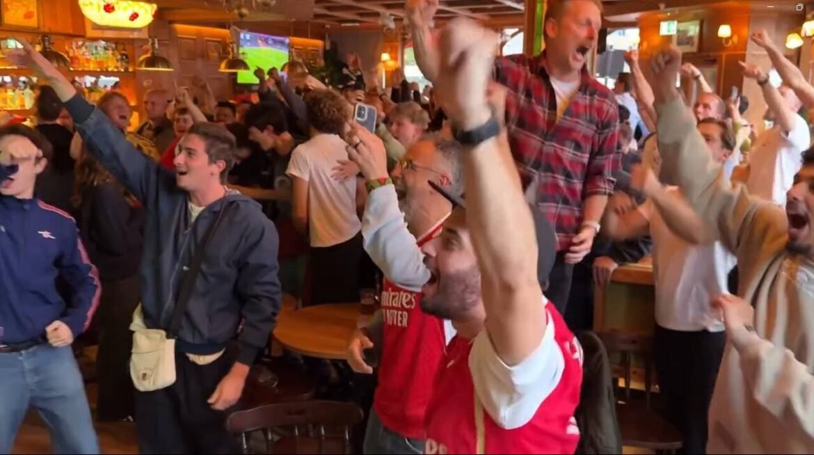 Repórter da ESPN se junta à festa dos torcedores do Arsenal após conquista da Premier League