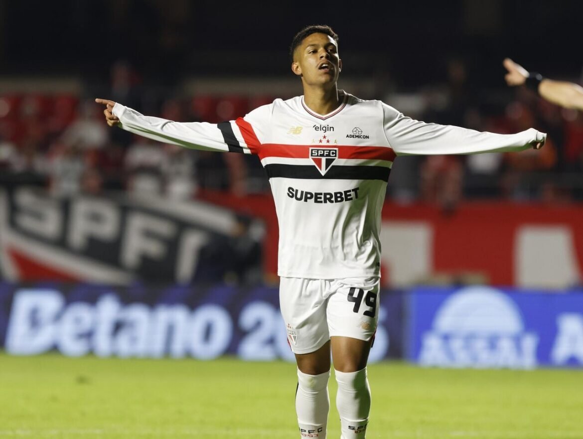 Ryan Francisco permanece no sub-20 enquanto São Paulo adota estratégia cuidadosa para transição ao time principal.