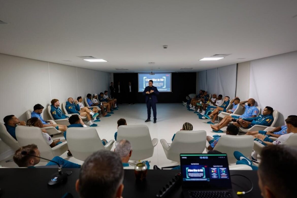 Seleção Nacional Realiza Palestra sobre Arbitragem para o Mundial de Futebol