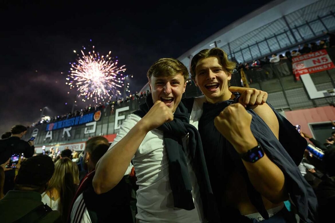 Torcedores do Arsenal festejam a conquista do campeonato inglês durante a noite inteira