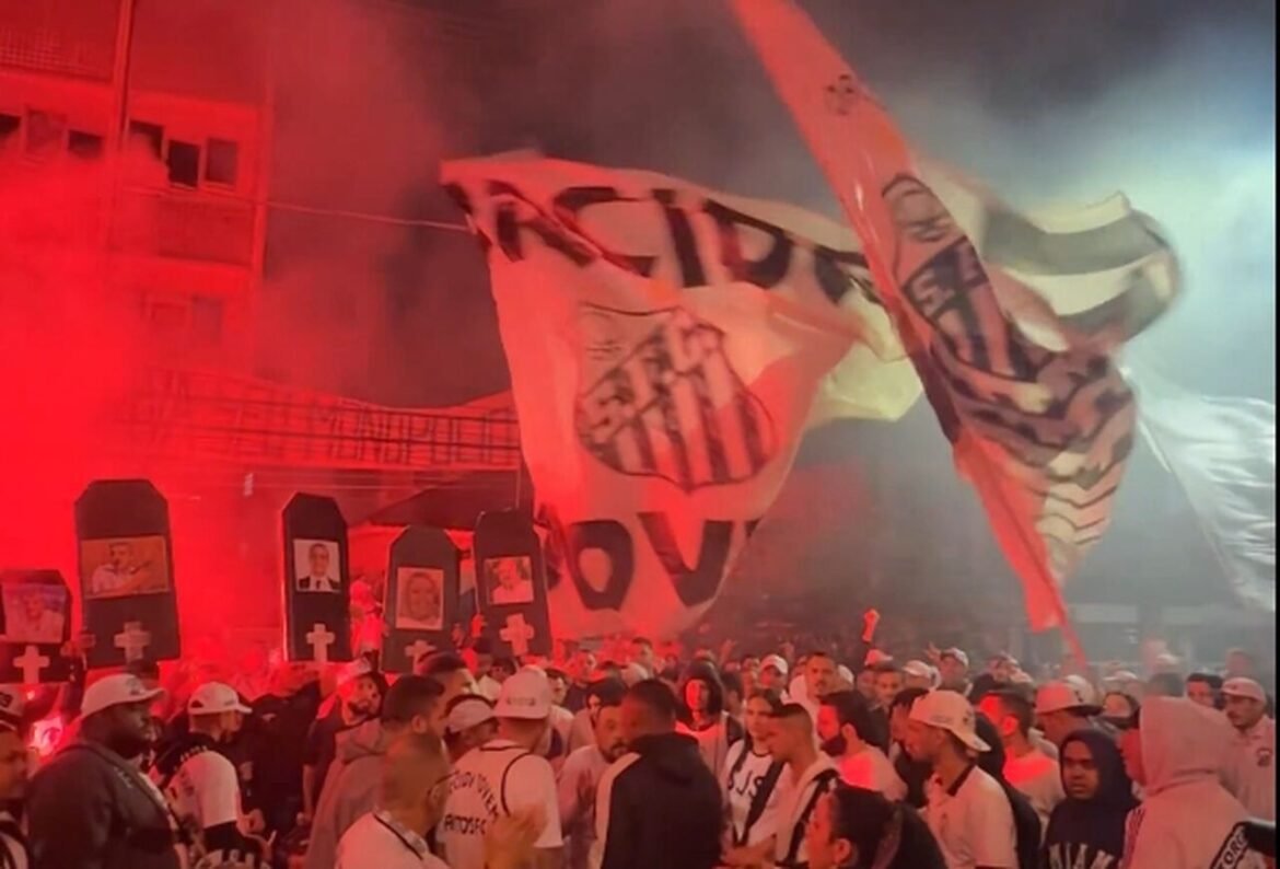 Torcida do Santos Realiza Protesto na Vila Belmiro e Critica Conselheiros por Omissão