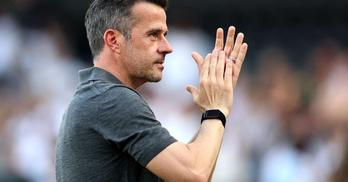 Treinador chega para decidir seu futuro enquanto grande clube europeu aguarda a escolha.