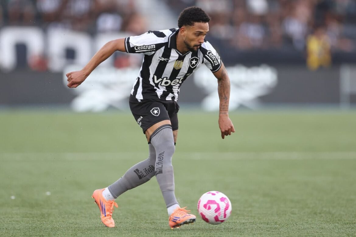 Vitinho alcança 100 jogos pelo Botafogo e expressa: 'Gratidão eterna'