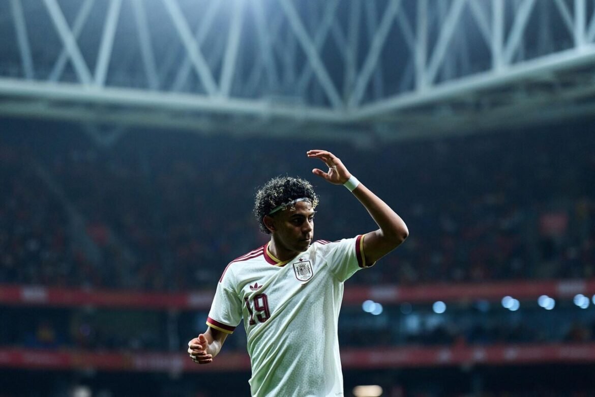 Yamal avança no tratamento para garantir presença na estreia da Espanha na Copa após recuperação.