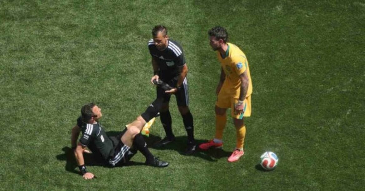 Árbitro da Partida EUA x Austrália Sofre Câimbra Durante o Jogo