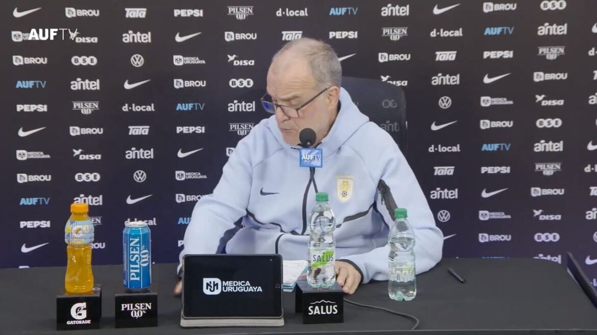 Bielsa é alvo de críticas após entrevista de 38 segundos na chegada do Uruguai ao México