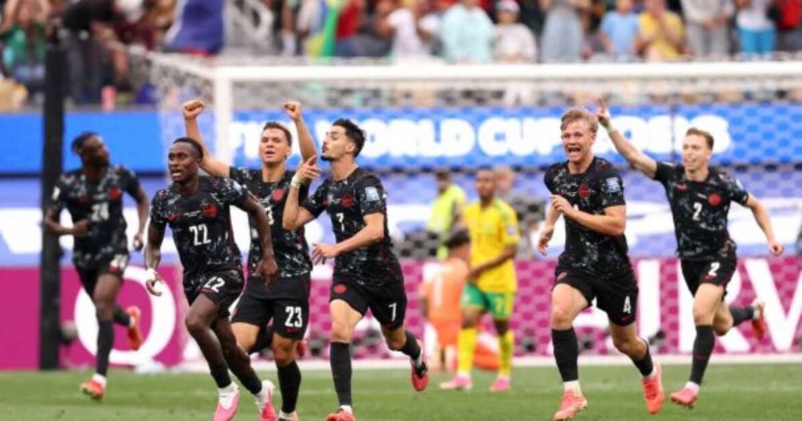 Canadá garante vaga nas oitavas da Copa com gol no final contra a África do Sul