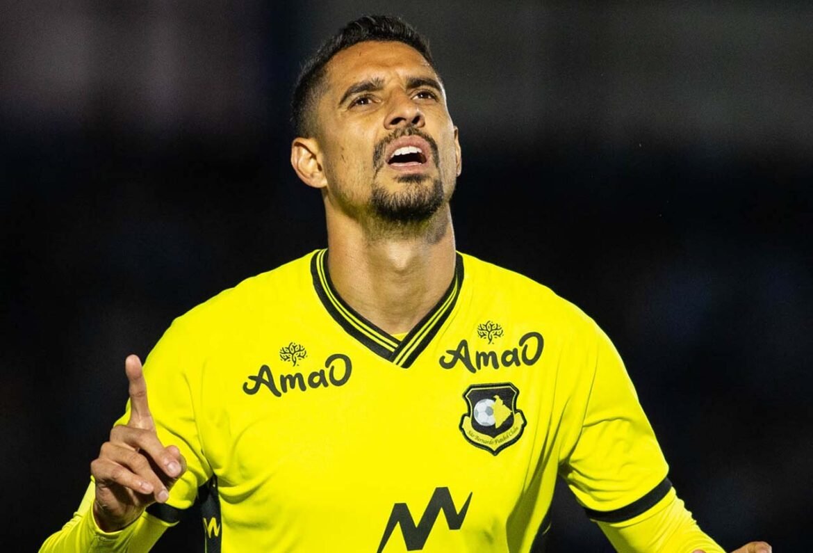 Com Jogador a Menos, São Bernardo Empata com Sport e Mantém a Liderança da Série B