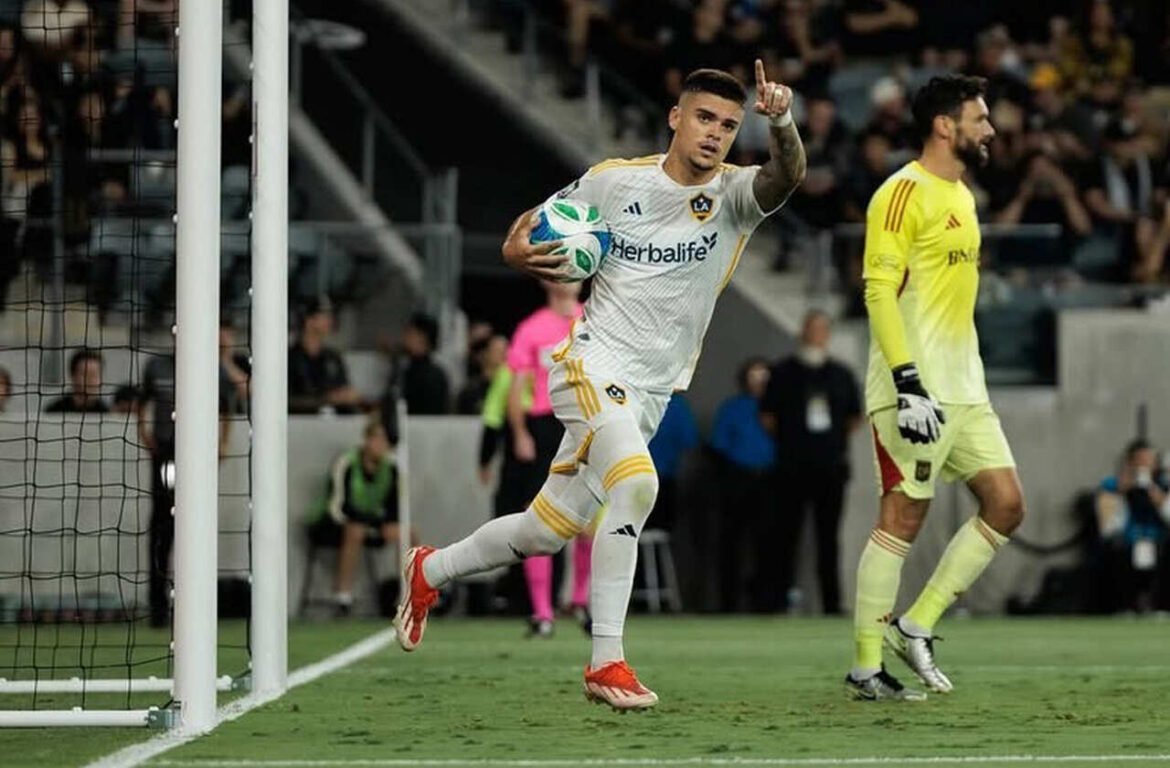Cruzeiro demonstra interesse em Gabriel Pec, ex-jogador do Vasco, mas desiste devido a proposta elevada