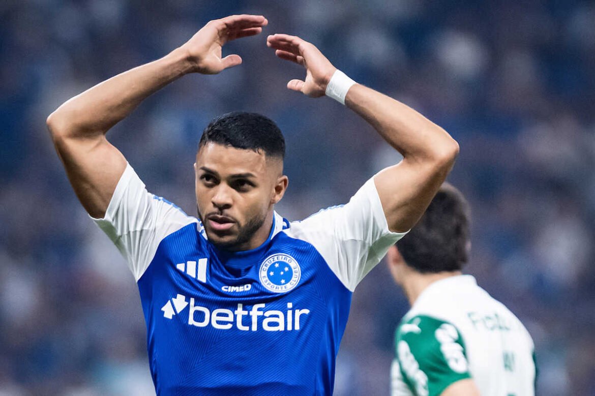 Cruzeiro realiza reformulação no elenco e determina saídas durante a janela de transferências