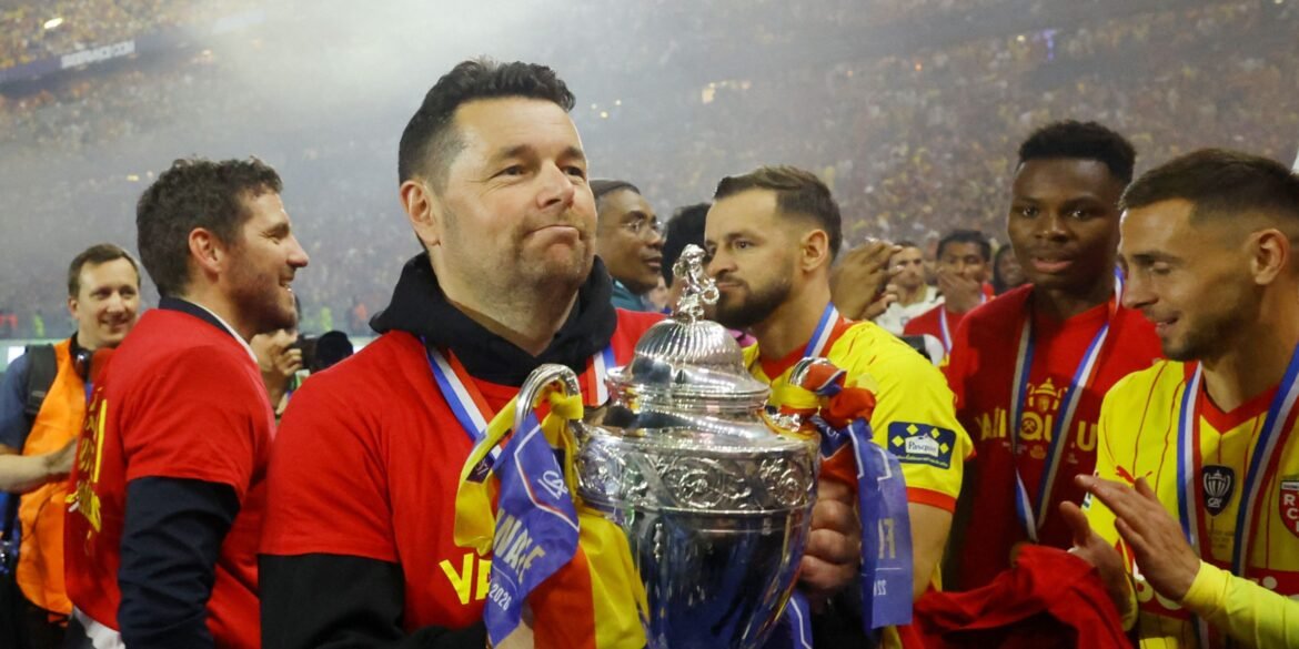 Crystal Palace avalia contratação de treinador para competir com Fulham durante negociações com Pierre Sage