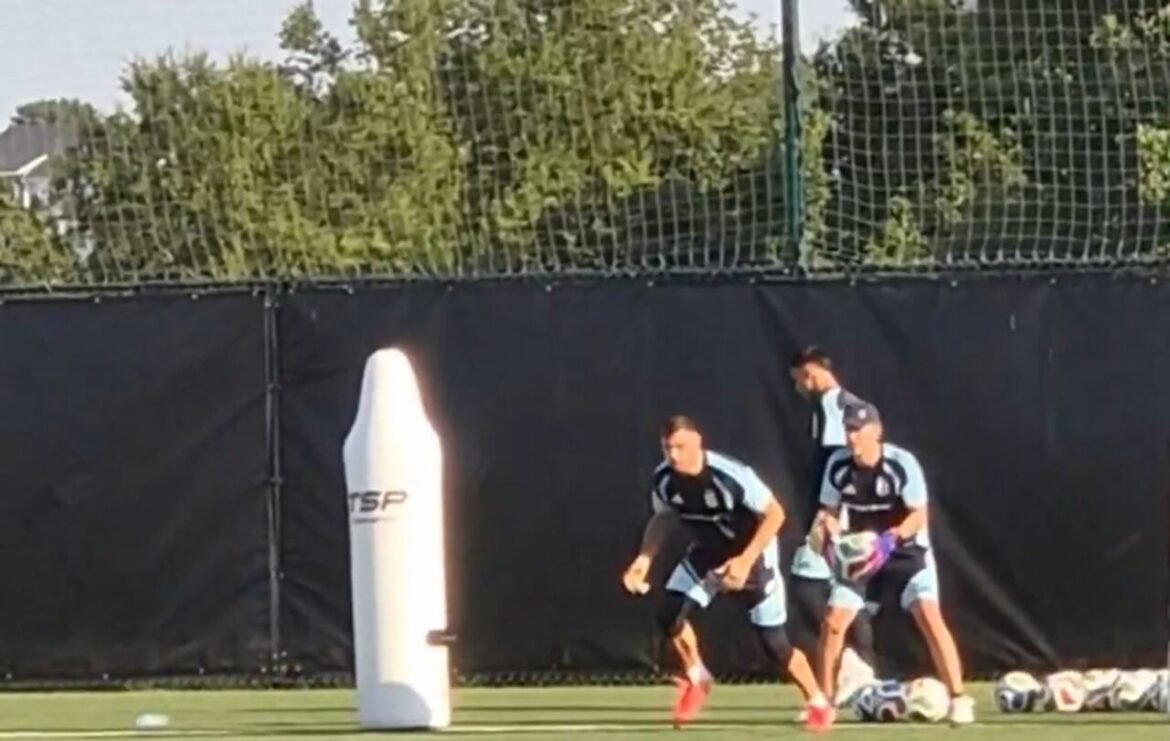 Dibu Martínez realiza treino sem luvas e com uma mão na Argentina