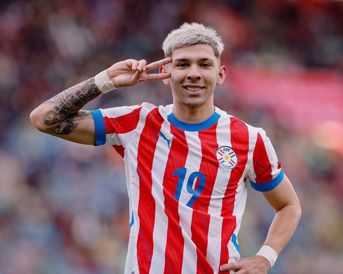 Enciso, jogador paraguaio, sofre lesão confirmada e se submeterá a novos exames antes da Copa