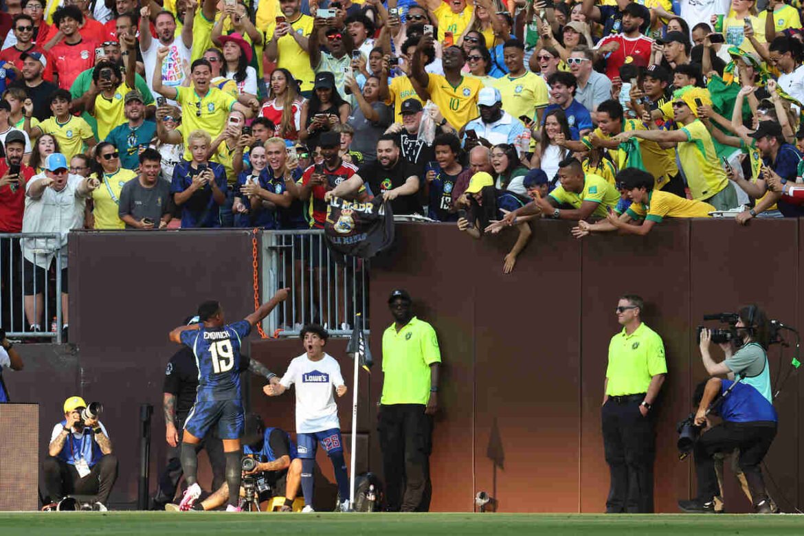 Endrick comemora gol e reflete sobre falta na Seleção: "É o pior para um jogador"