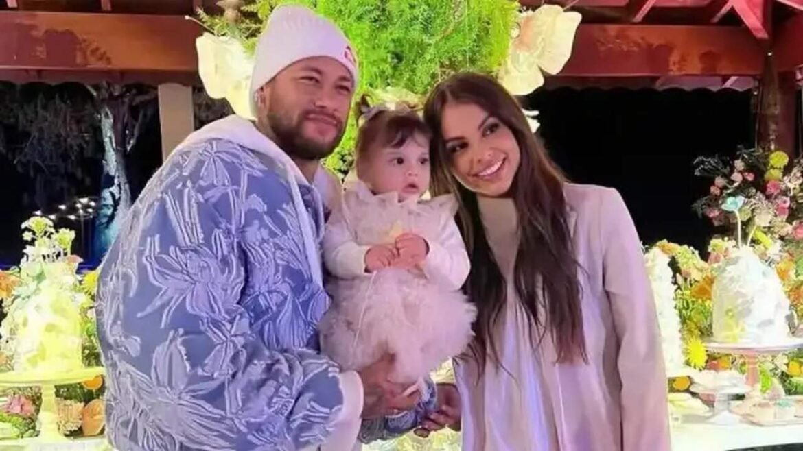 Ex-parceira de Neymar responde a críticas sobre a ausência da filha na Copa: "Ela não foi convidada"